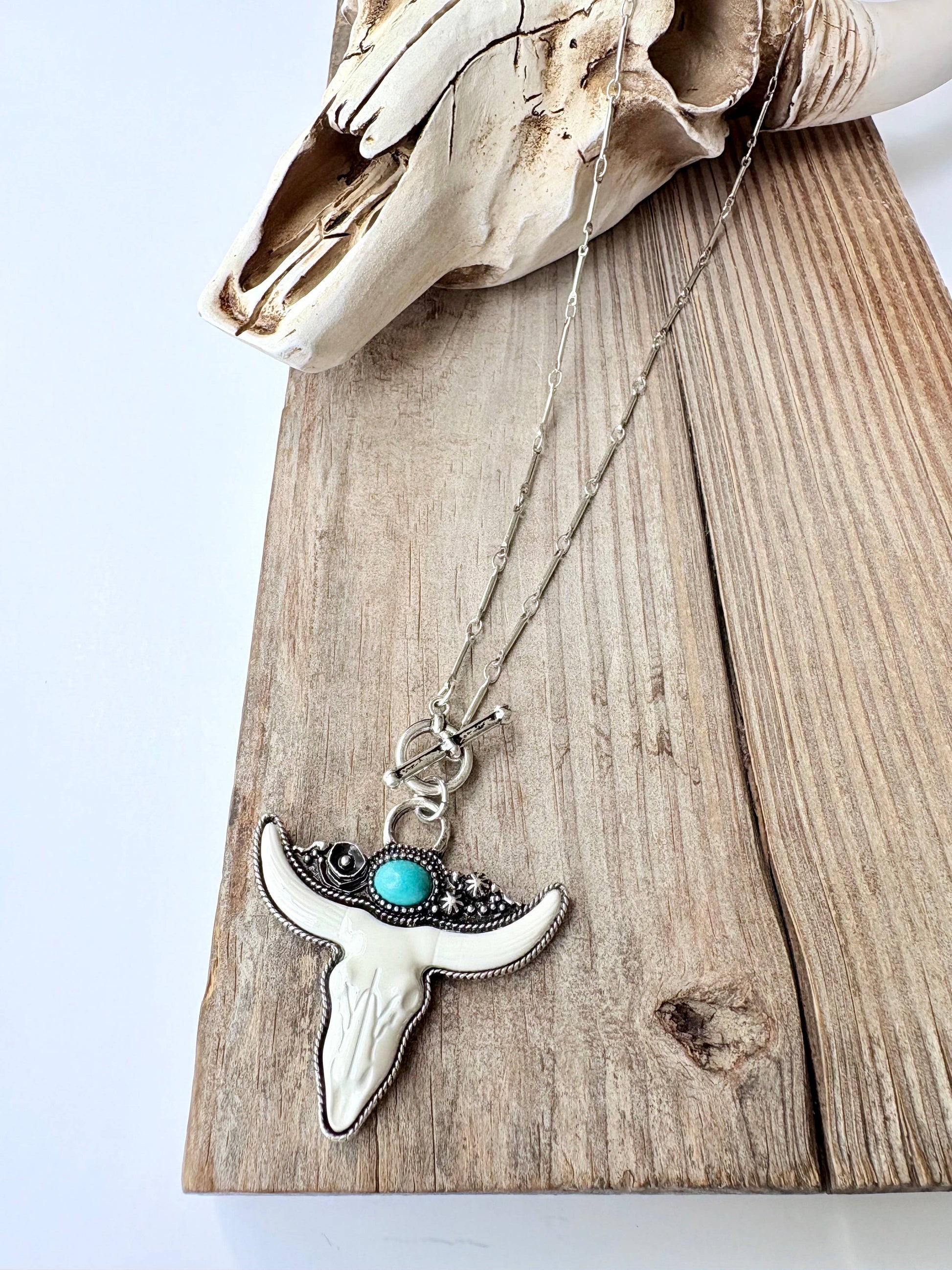Western White Steerhead Stone Pendant Toggle Chain Necklace