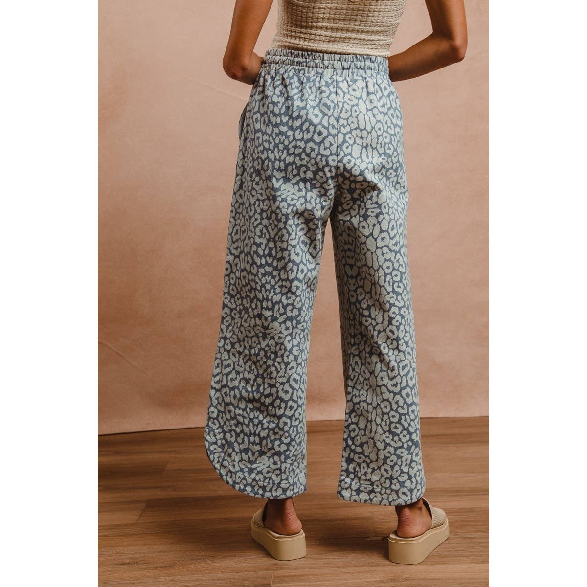 IVE WASHED LEOPARD PATTERN CURVED SIDE SEAM PANTS