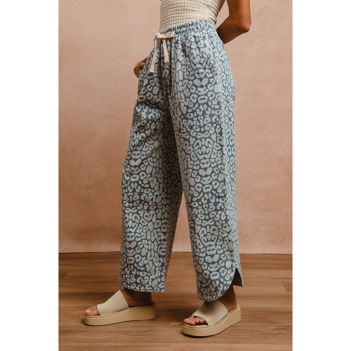 IVE WASHED LEOPARD PATTERN CURVED SIDE SEAM PANTS