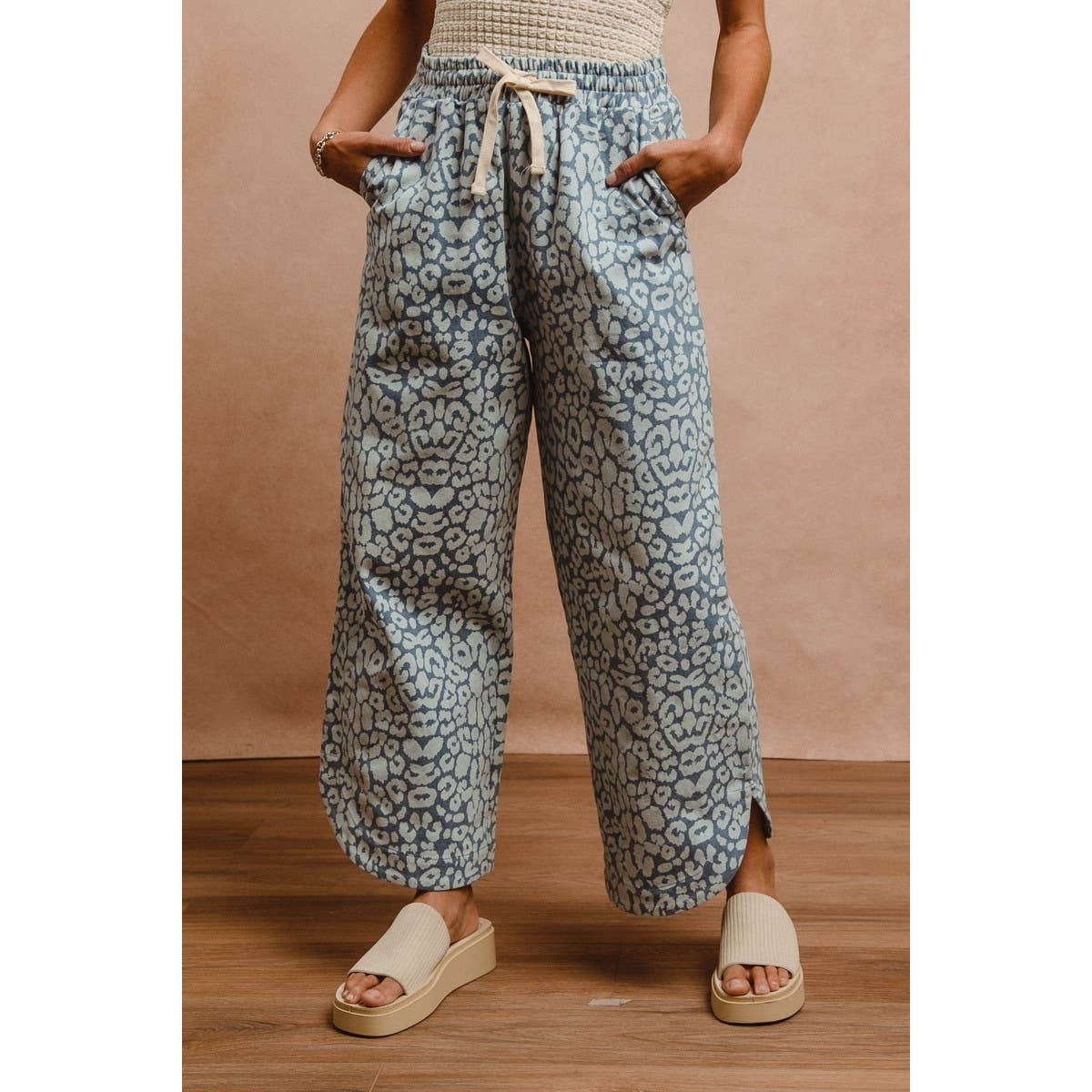 IVE WASHED LEOPARD PATTERN CURVED SIDE SEAM PANTS