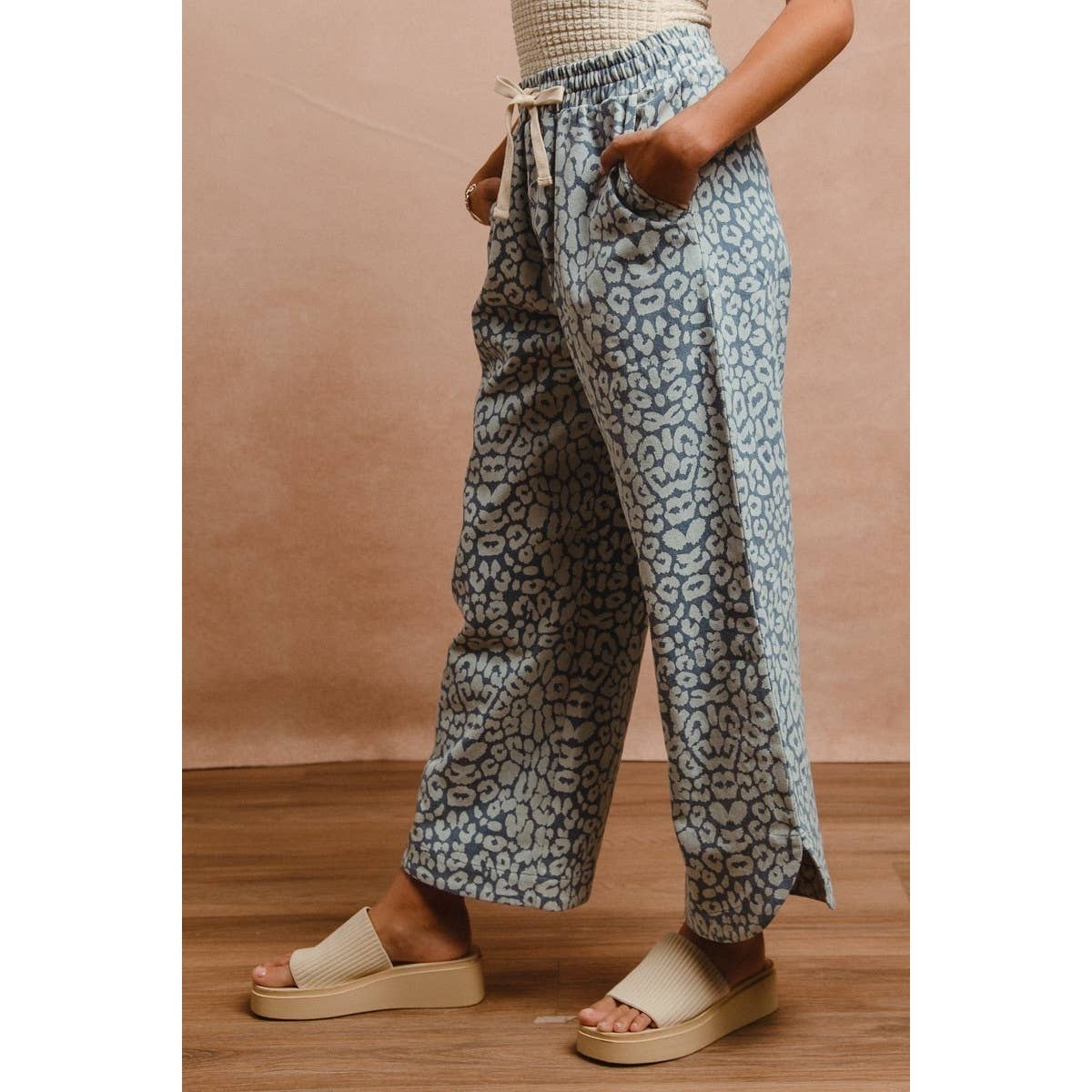 IVE WASHED LEOPARD PATTERN CURVED SIDE SEAM PANTS