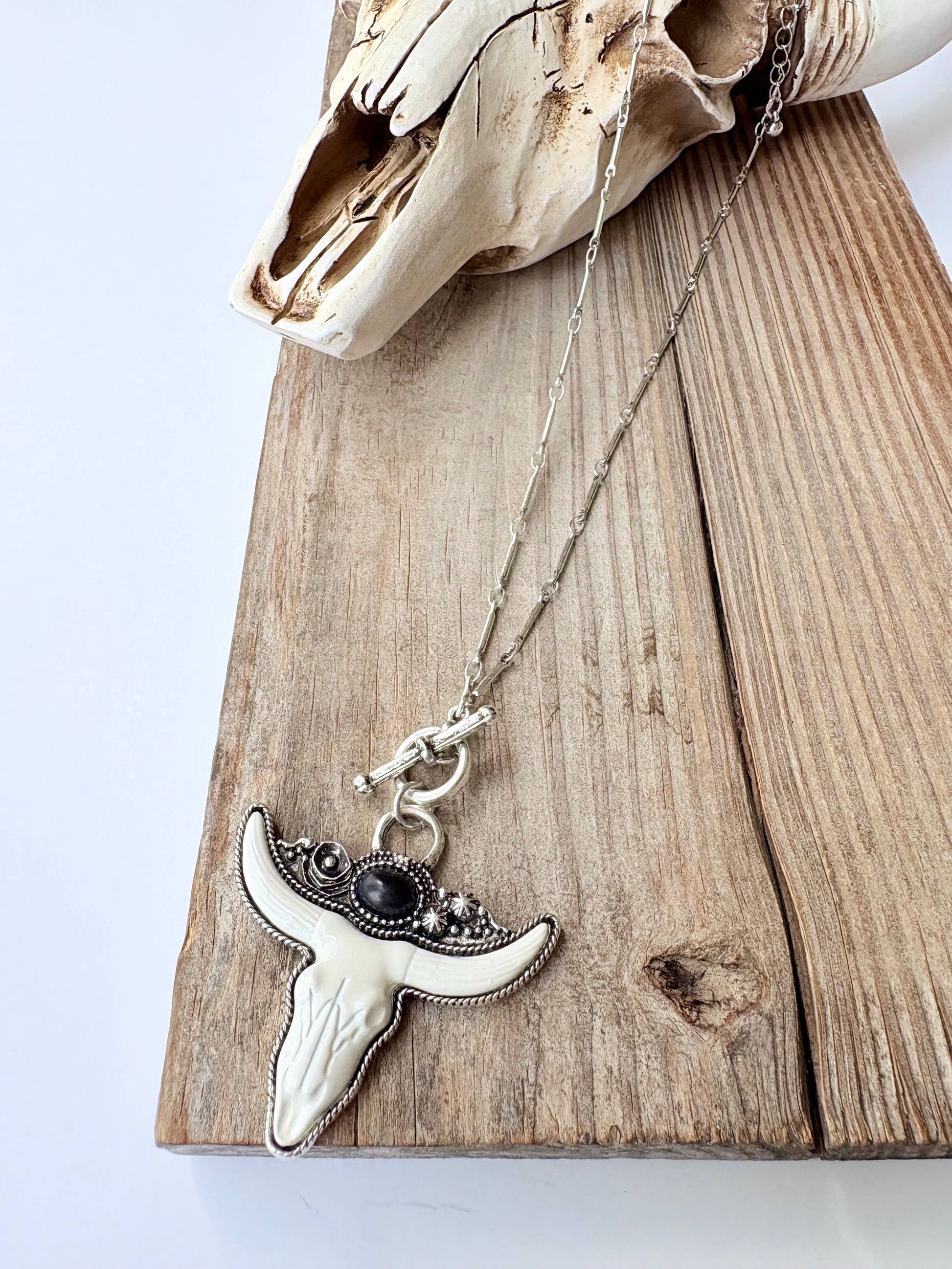 Western White Steerhead Stone Pendant Toggle Chain Necklace