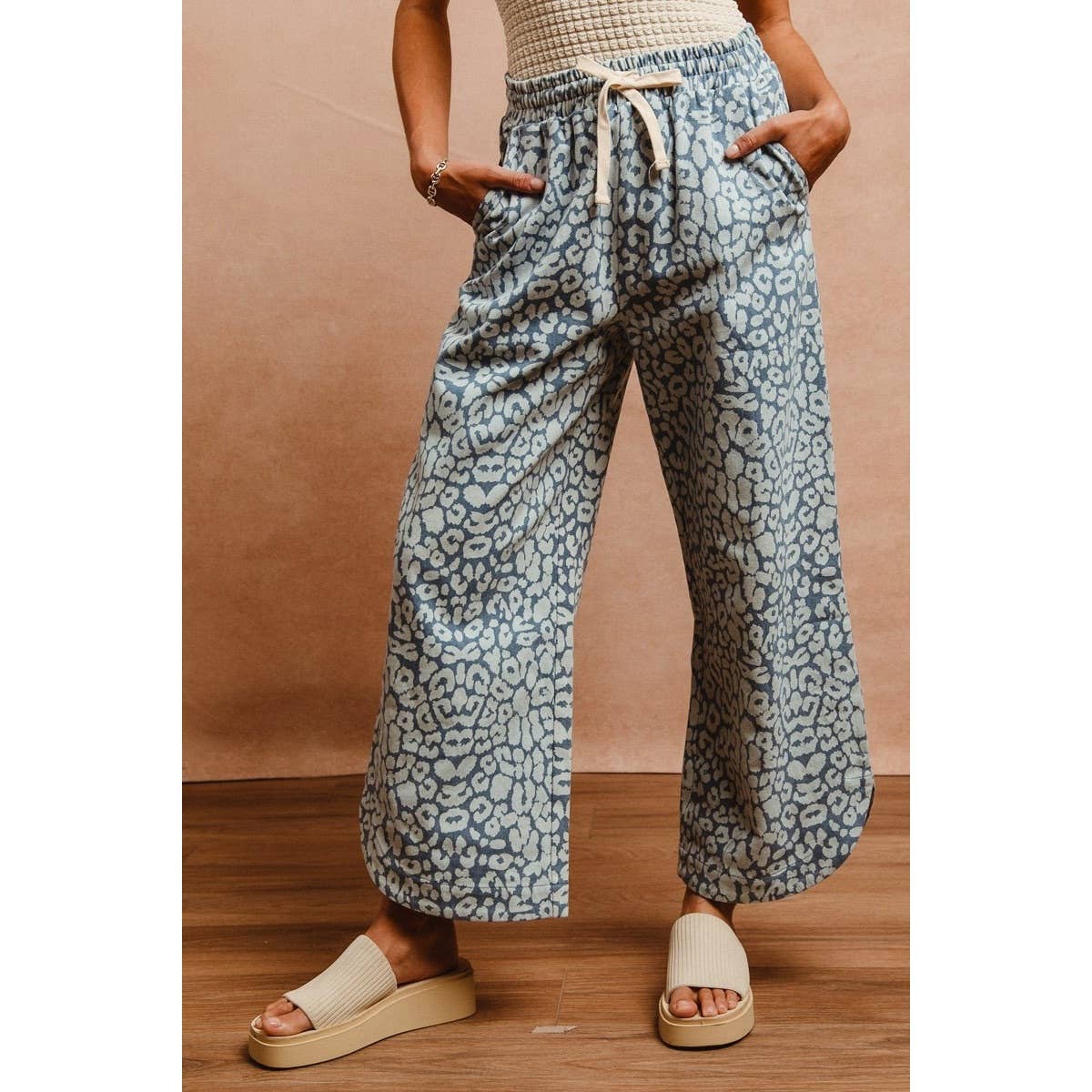 IVE WASHED LEOPARD PATTERN CURVED SIDE SEAM PANTS
