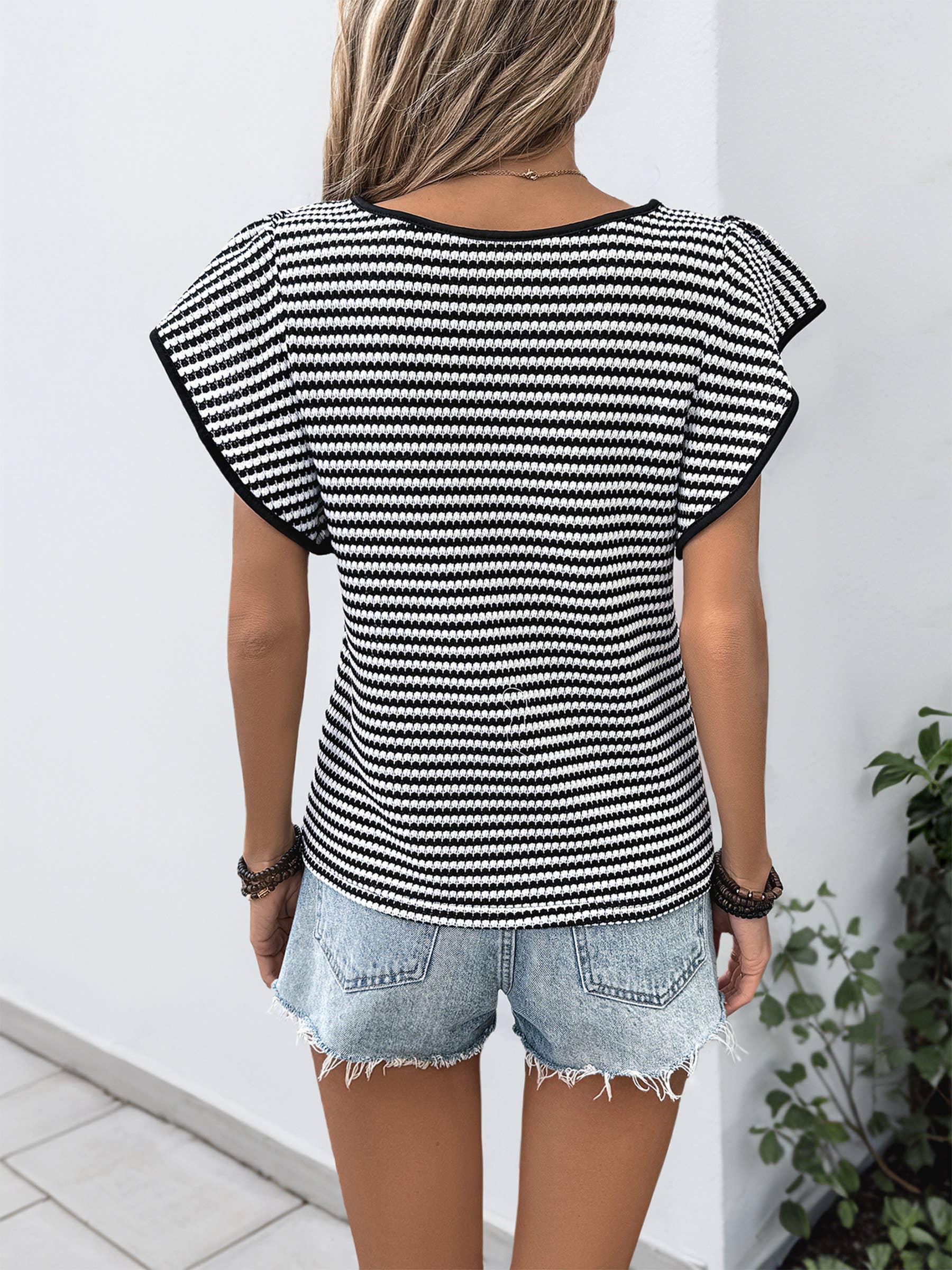 Black and White Striped Fashionable Round Neck T-shirt