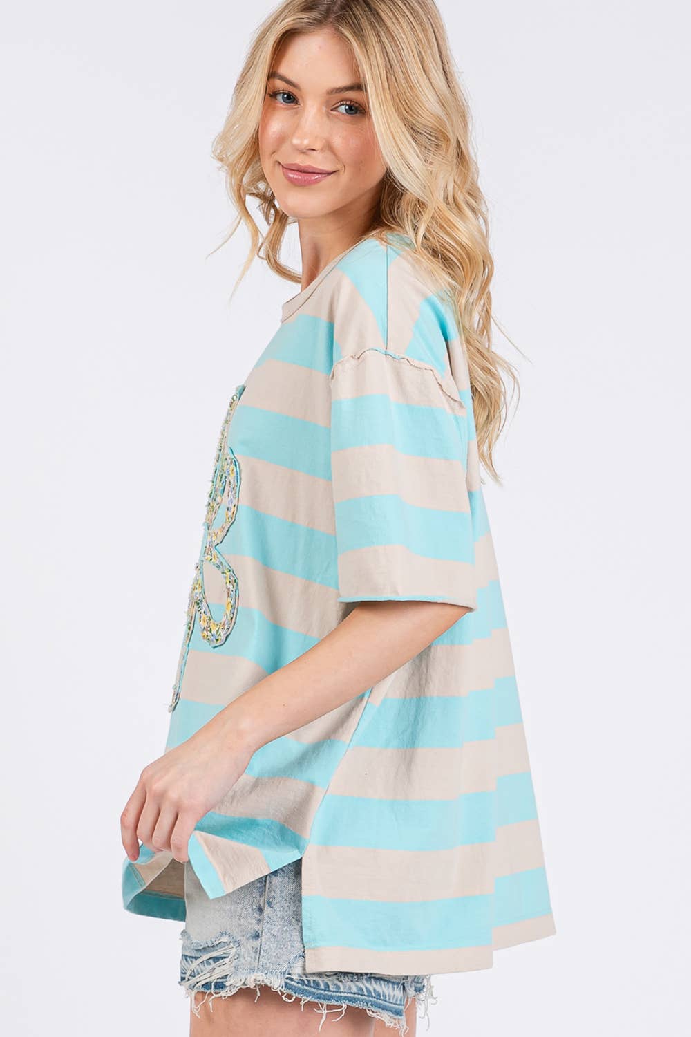 MULTI STRIPE TOP WITH DAISY APPLIQUE PATCH