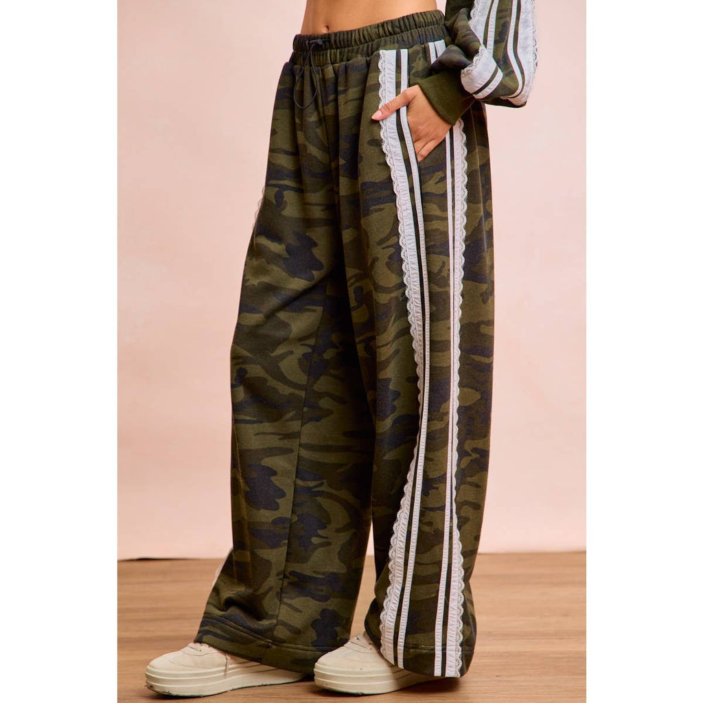 CAMOUFLAGE FRENCH TERRY LACE CONTRAST SWEATPANTS