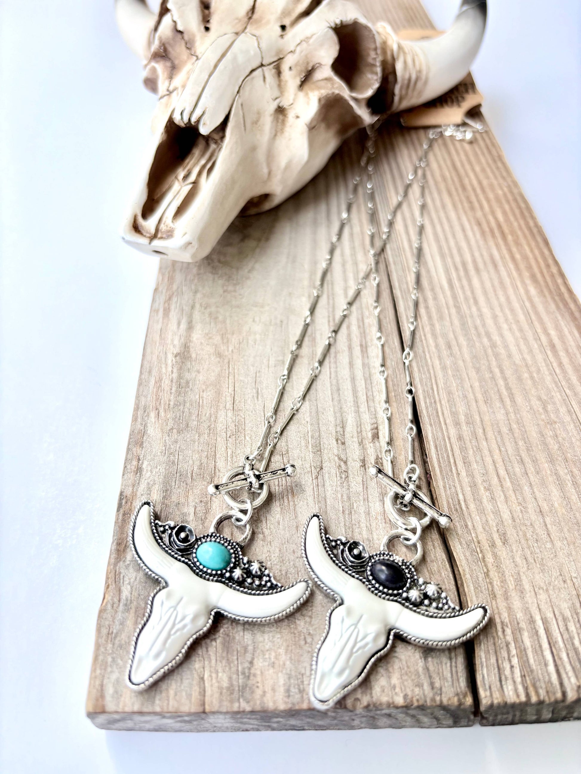 Western White Steerhead Stone Pendant Toggle Chain Necklace
